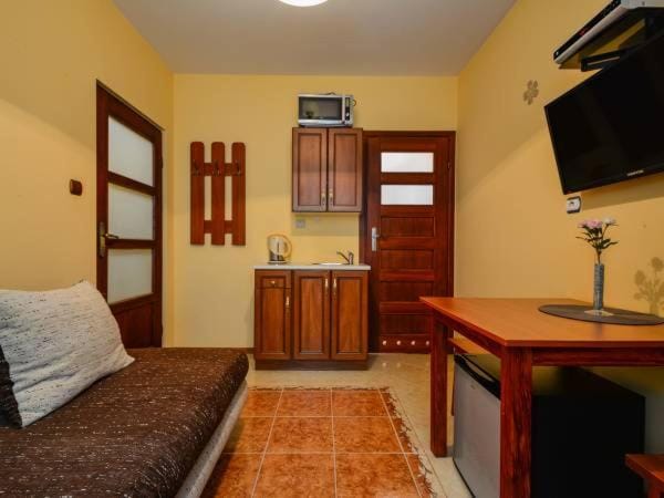 Bed, Kitchen or kitchenette, minibar