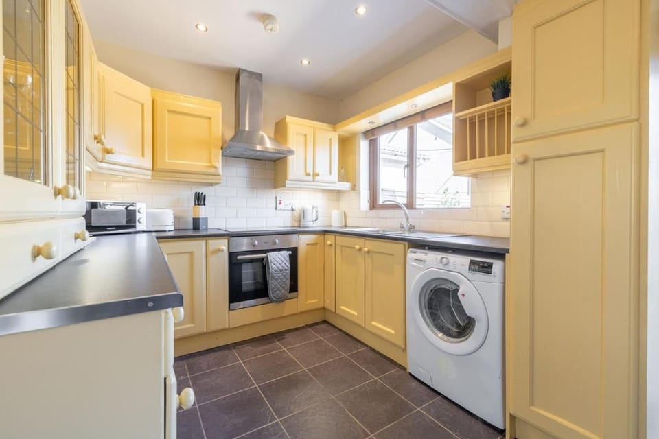 Kitchen or kitchenette, oven, stove, toaster, washing machine