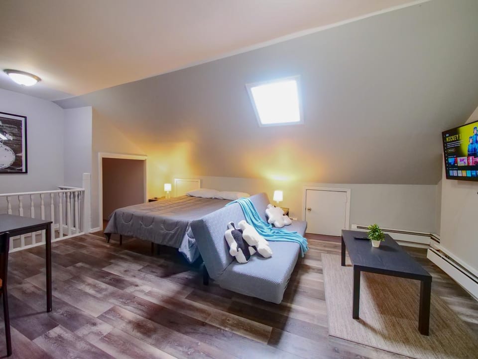 Bed, TV and multimedia, Living room, Bedroom