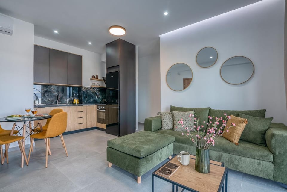 Kitchen or kitchenette, Living room, Seating area, Dining area