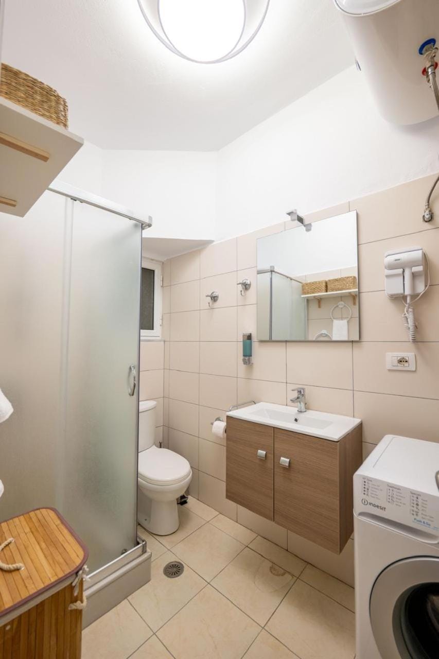 Shower, Toilet, Bathroom, bidet, towels