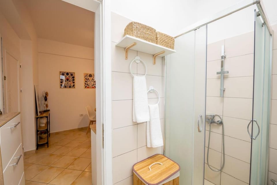 Shower, Toilet, Bathroom, towels