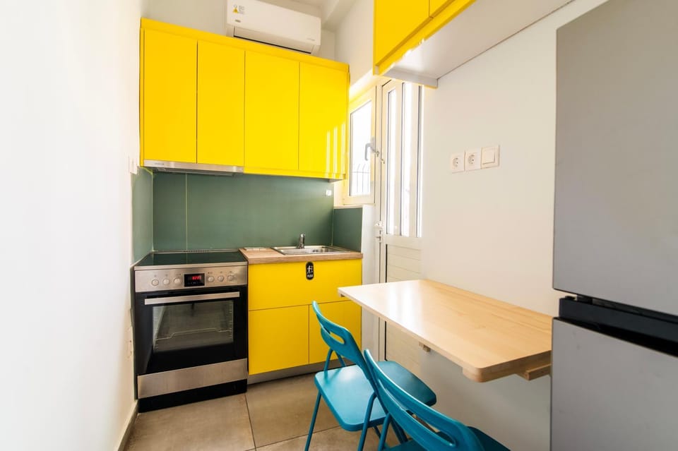 Kitchen or kitchenette, Dining area, oven, stove