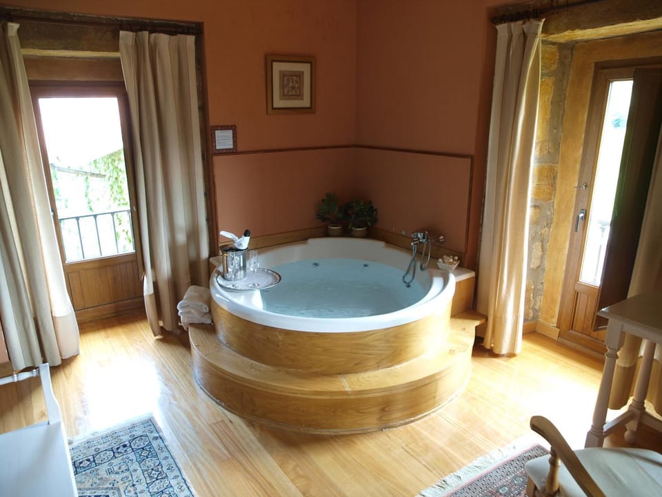 Hot Tub, Photo of the whole room, Decorative detail, Bedroom