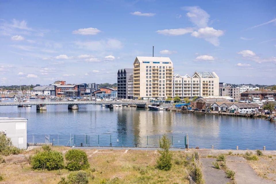 Sun-Soaked- Charming Views Overlooking the Harbour Apartment in Poole