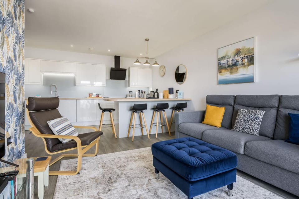 Sun-Soaked- Charming Views Overlooking the Harbour Apartment in Poole