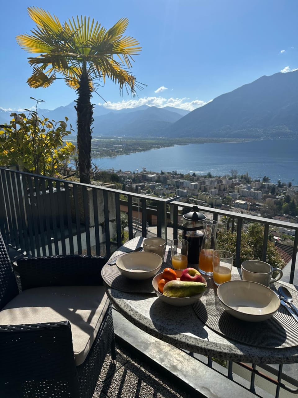 Day, View (from property/room), Balcony/Terrace, Dining area, Lake view, Mountain view