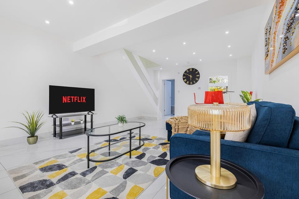 Communal lounge/ TV room, TV and multimedia, Living room, Seating area, Evening entertainment
