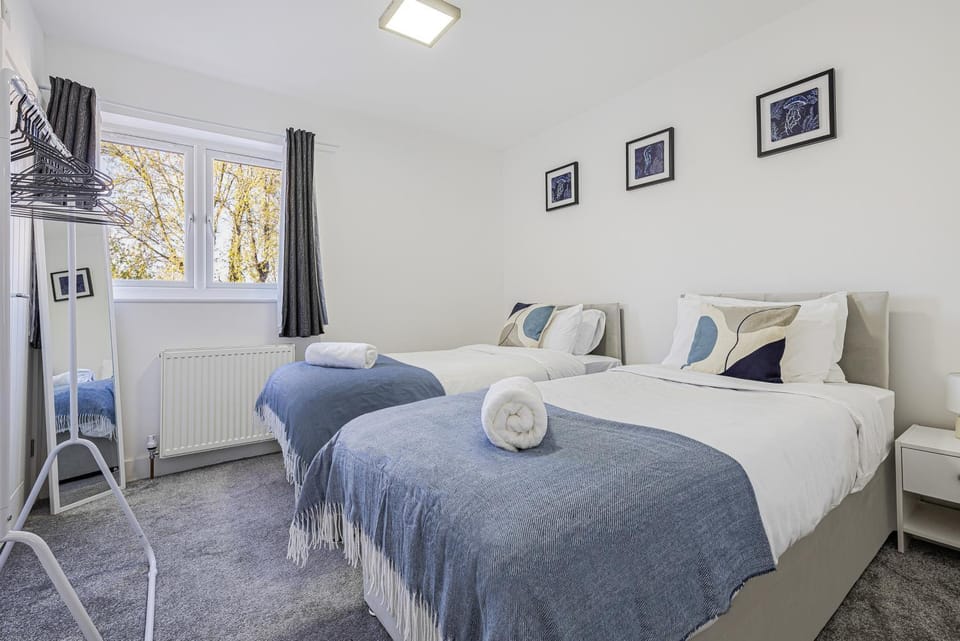 Bed, Photo of the whole room, Bedroom, towels