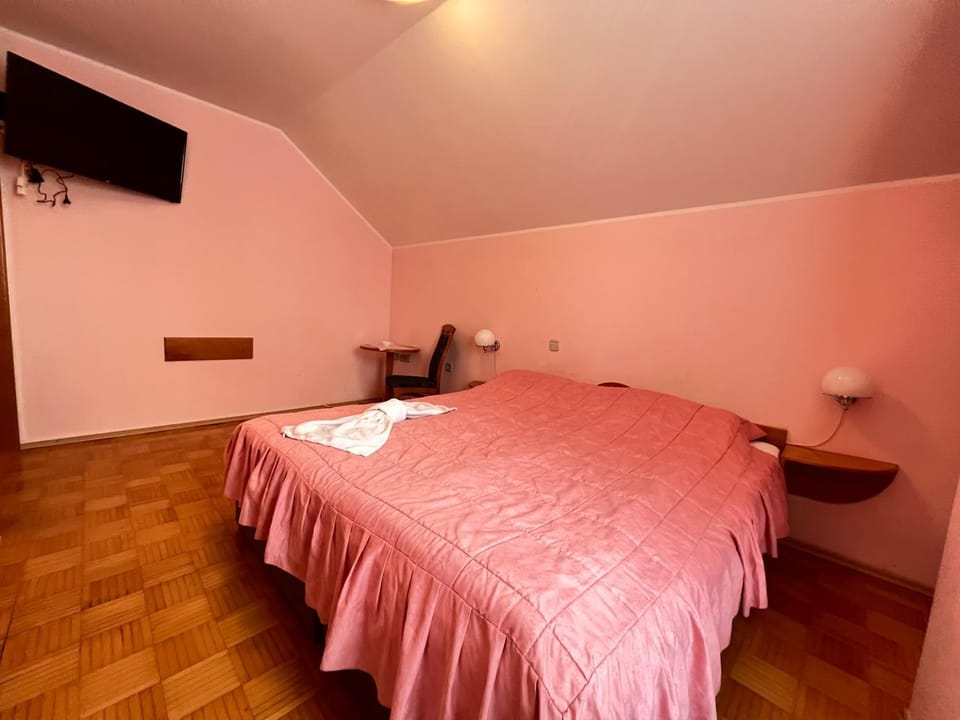 Bed, TV and multimedia, Photo of the whole room, Bedroom