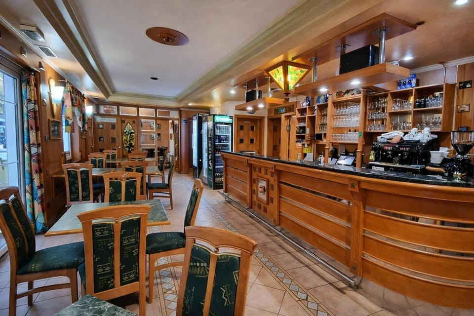 Restaurant/places to eat, Coffee/tea facilities, Banquet/Function facilities