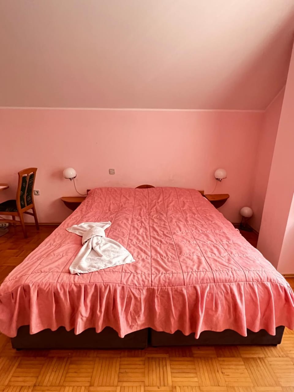 Bed, Photo of the whole room, Bedroom, towels