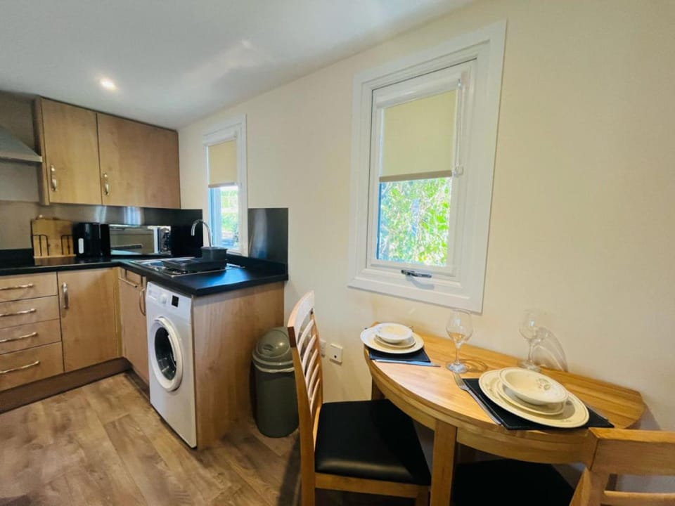 Coffee/tea facilities, Kitchen or kitchenette, Dining area