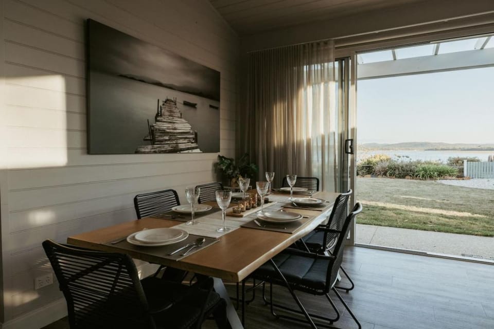 Day, Living room, Seating area, Dining area, Sea view