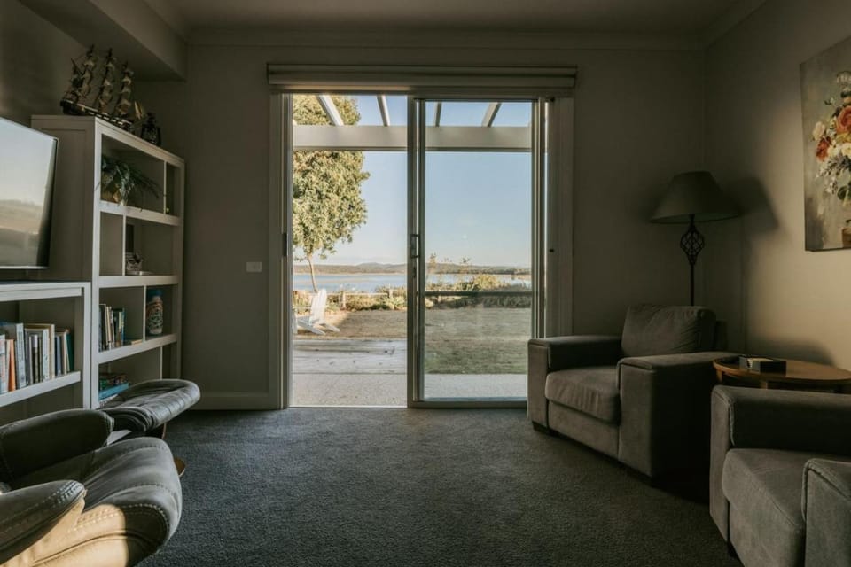 Library, Living room, Seating area