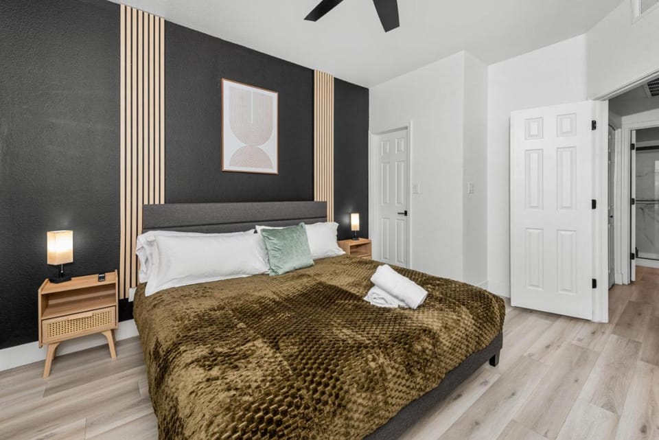 Comfy 2BR-Pool, Yoga Rm, Gym, Cabanas, BBQ,Prkng Apartment in Scottsdale