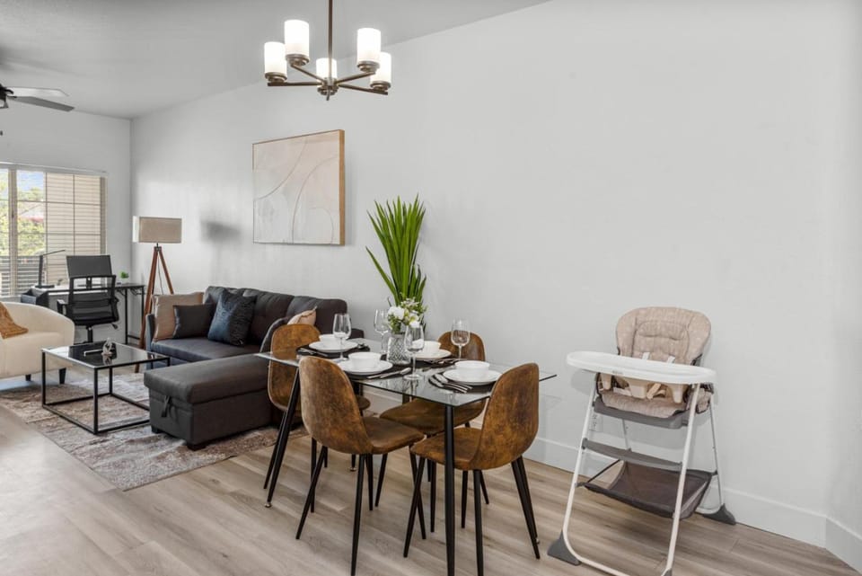 Comfy 2BR-Pool, Yoga Rm, Gym, Cabanas, BBQ,Prkng Apartment in Scottsdale