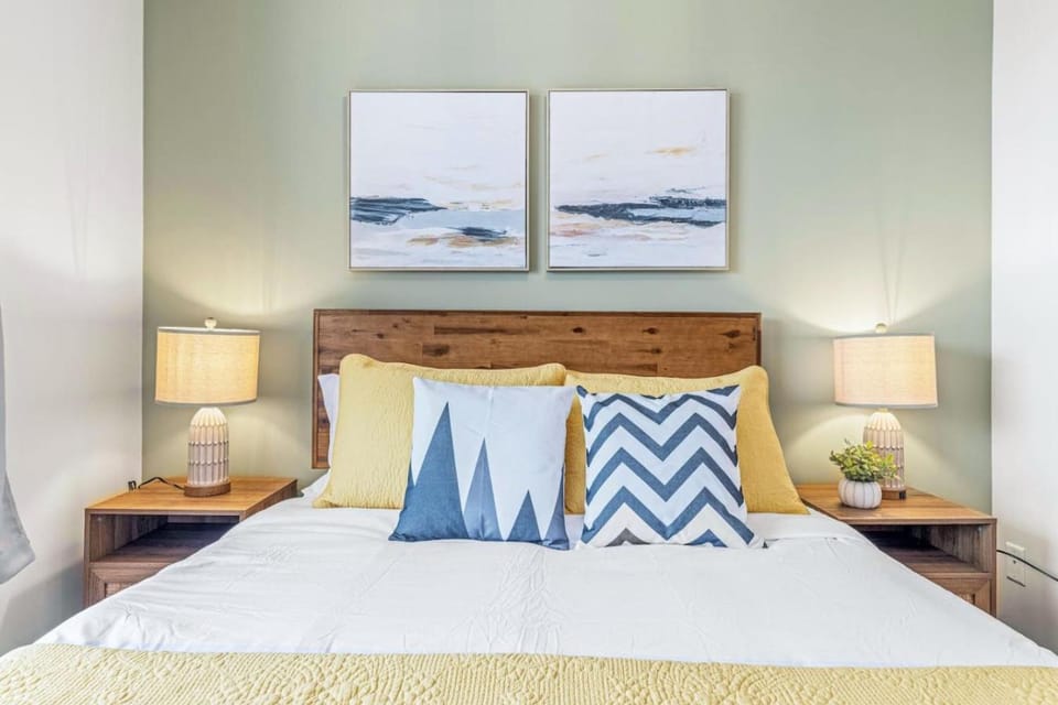 Scenic 2BR Haven with MTN Views Near DT Banff House in Canmore