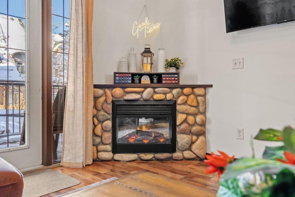 2BR Mystic Springs Escape with BBQ Pool Hot tub Chalet in Canmore