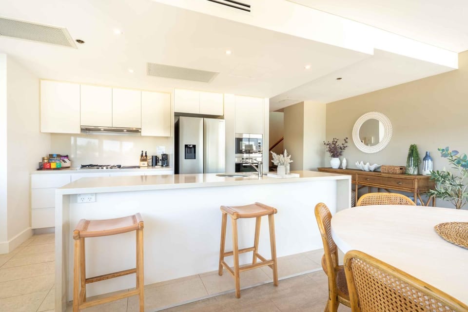 Coffee/tea facilities, Kitchen or kitchenette, Dining area, oven, stove