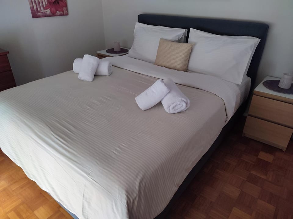 Bed, Bedroom, towels