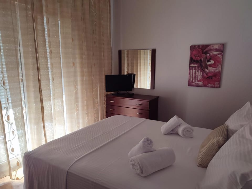 Bed, TV and multimedia, Photo of the whole room, Bedroom, towels