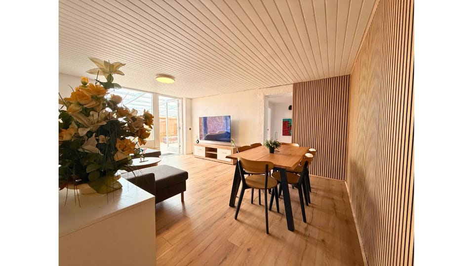 Communal lounge/ TV room, TV and multimedia, Living room, Seating area, Dining area, Evening entertainment