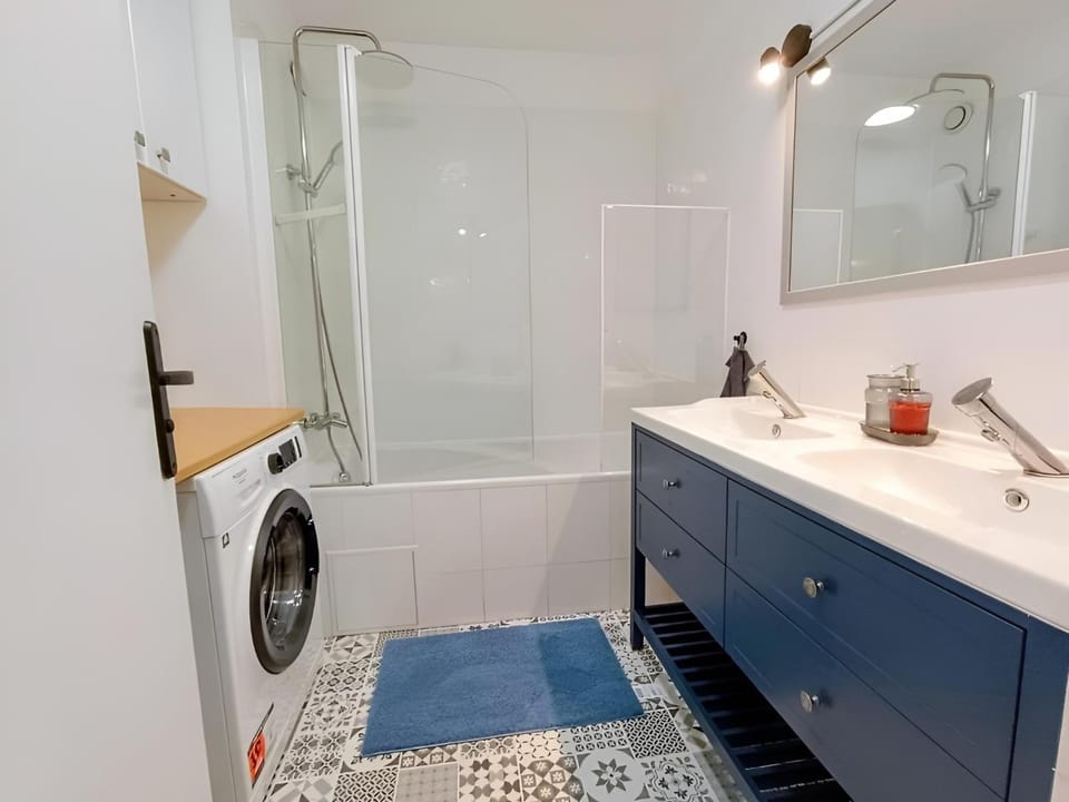 Shower, Bathroom, towels, washing machine, dryer