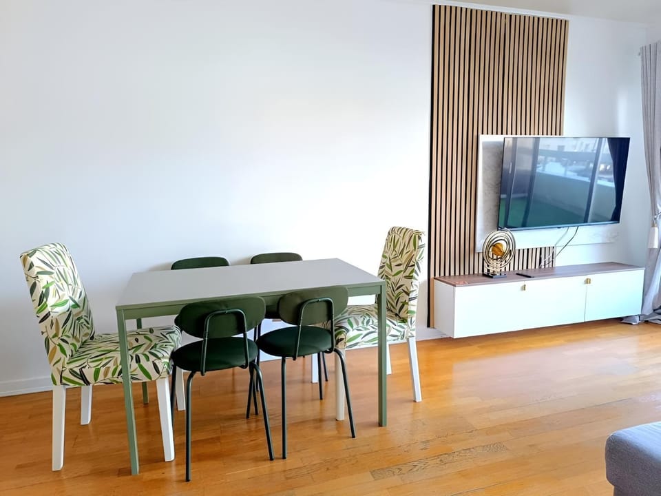 Communal lounge/ TV room, TV and multimedia, Living room, Seating area, Dining area