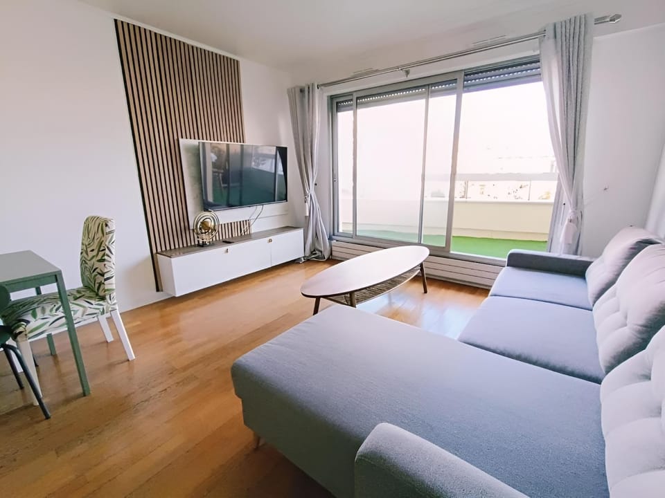 Property building, Communal lounge/ TV room, TV and multimedia, Living room, Seating area