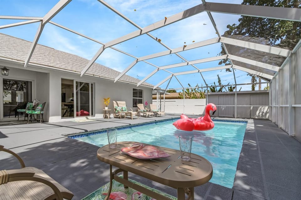 Huge 5BR Heated Pool, BBQ, 3 Suites Nr Beaches,Pets OK House in North Naples