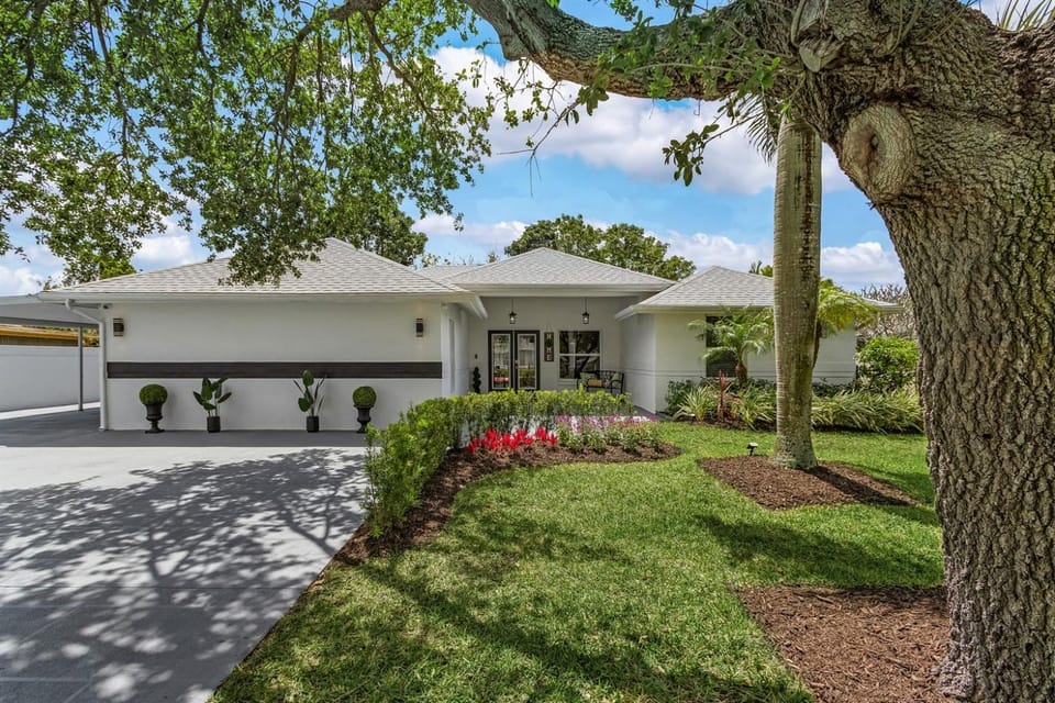 Huge 5BR Heated Pool, BBQ, 3 Suites Nr Beaches,Pets OK House in North Naples