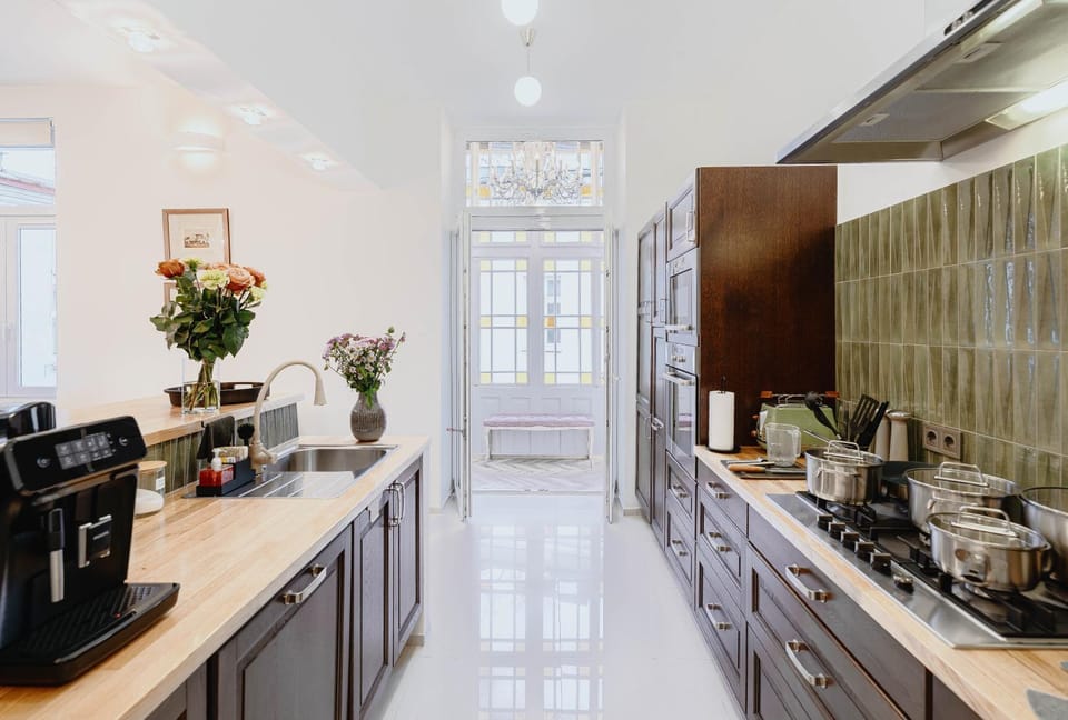 Coffee/tea facilities, Kitchen or kitchenette, oven, stove, toaster, kitchen, kitchen