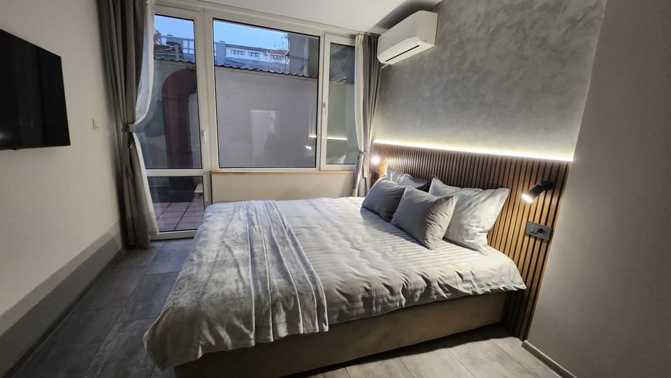 Bed, TV and multimedia, Bedroom, air conditioner