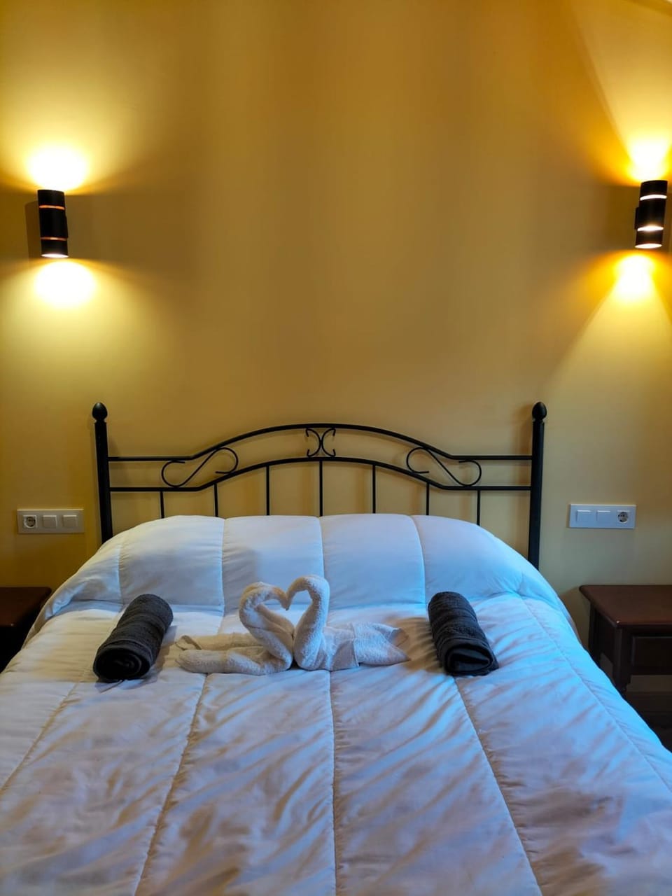 Bed, Bedroom, towels