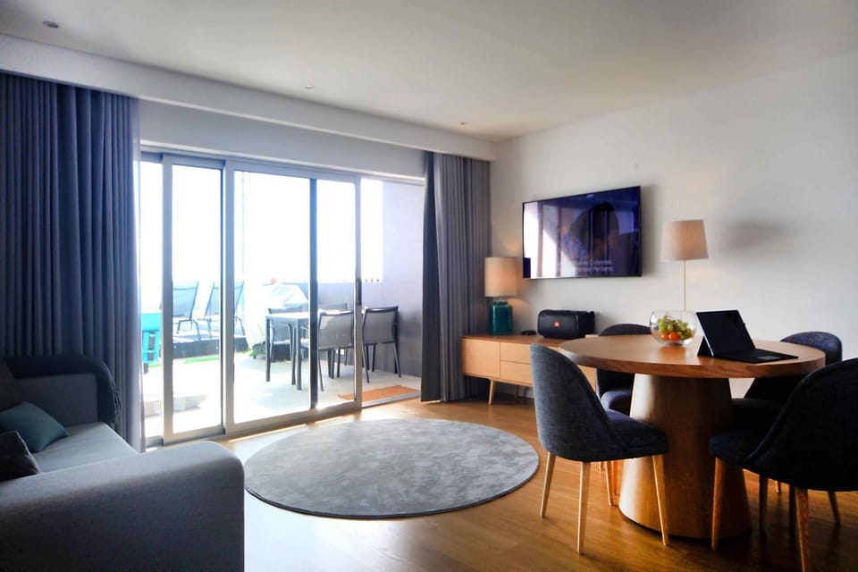 Communal lounge/ TV room, TV and multimedia, Living room, Seating area, Dining area, Evening entertainment
