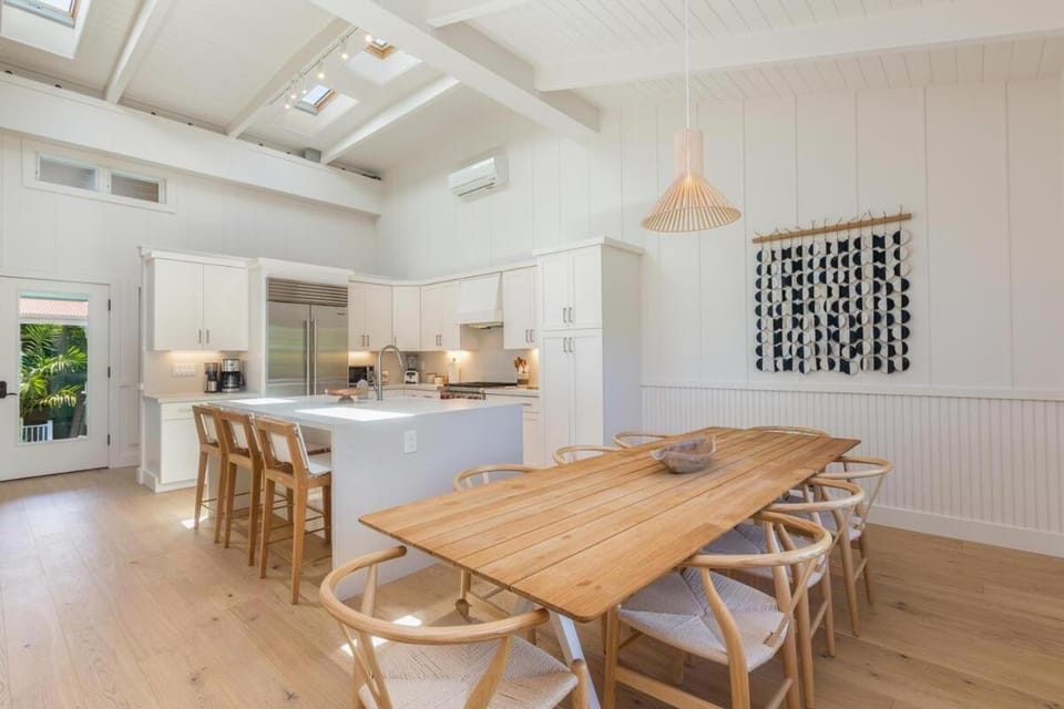 Haena Modern Beachfront Sleeps 12 House in Tunnels Beach