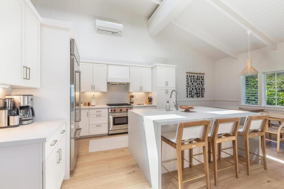 Haena Modern Beachfront Sleeps 12 House in Tunnels Beach