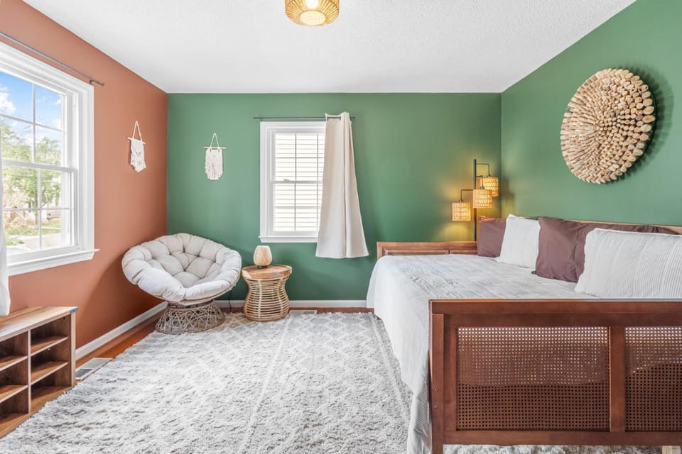 Boho Downtown 5BD Home BBQ Pool Table 5Min to Duke House in Durham