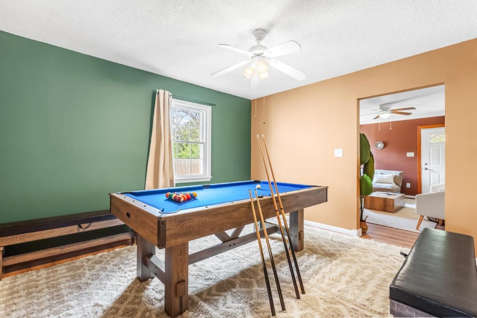 Boho Downtown 5BD Home BBQ Pool Table 5Min to Duke House in Durham