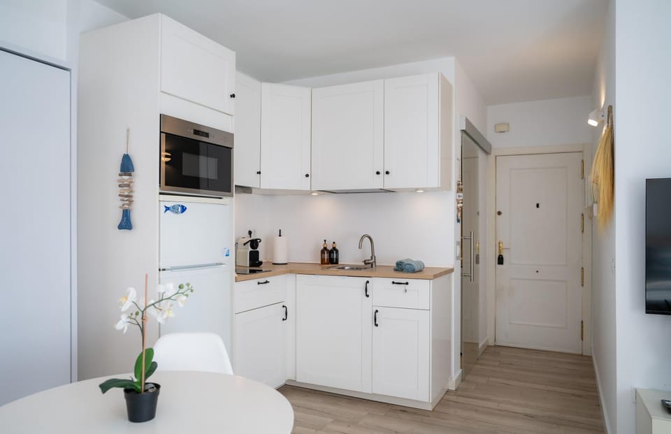Coffee/tea facilities, Kitchen or kitchenette, stove, toaster