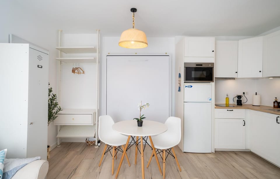 Kitchen or kitchenette, Dining area, storage, stove