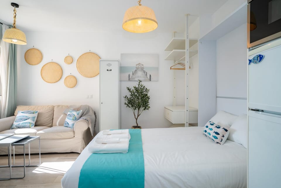 Bed, Living room, Bedroom, wardrobe, air conditioner