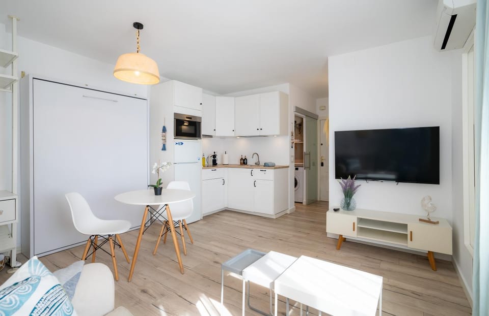 TV and multimedia, Dining area, stove, air conditioner