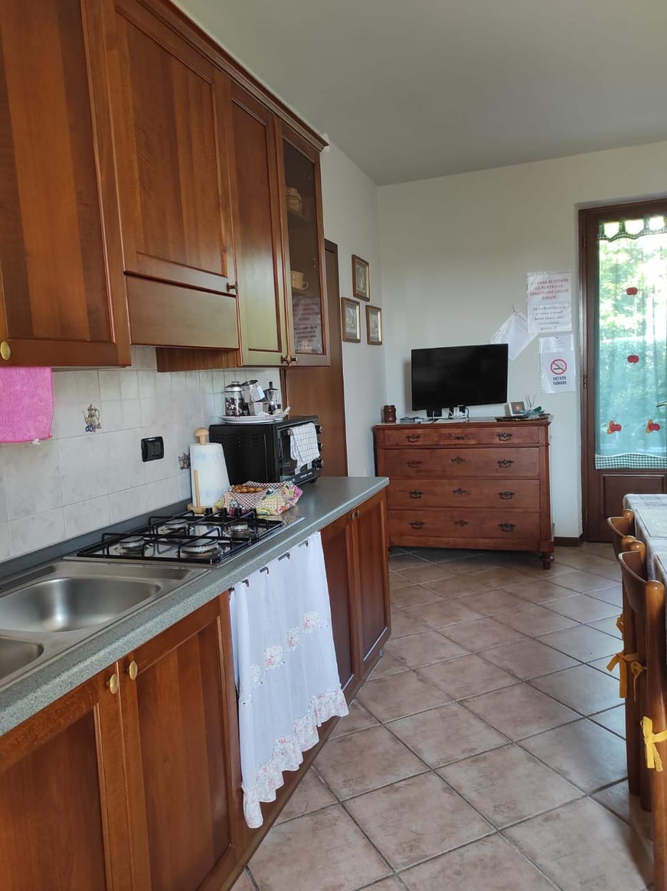 TV and multimedia, Kitchen or kitchenette, oven, stove