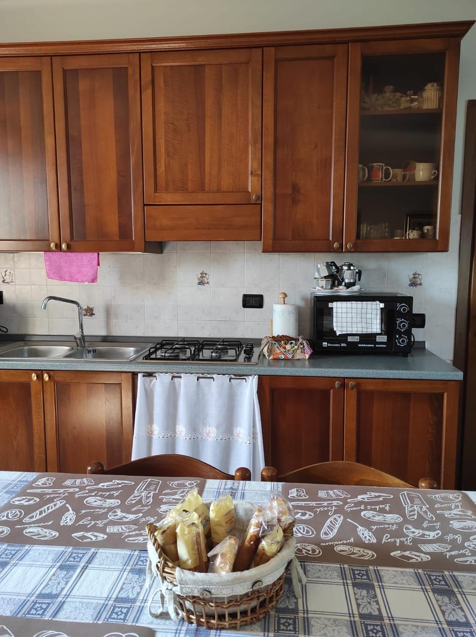 Coffee/tea facilities, Kitchen or kitchenette, stove