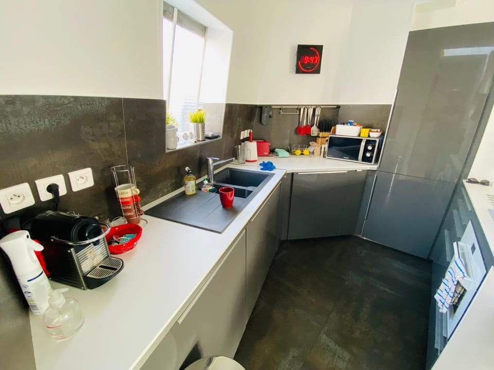 Kitchen or kitchenette, dishwasher, oven, toaster