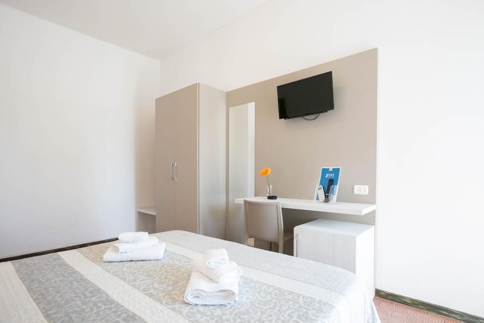 Bed, TV and multimedia, Photo of the whole room, towels