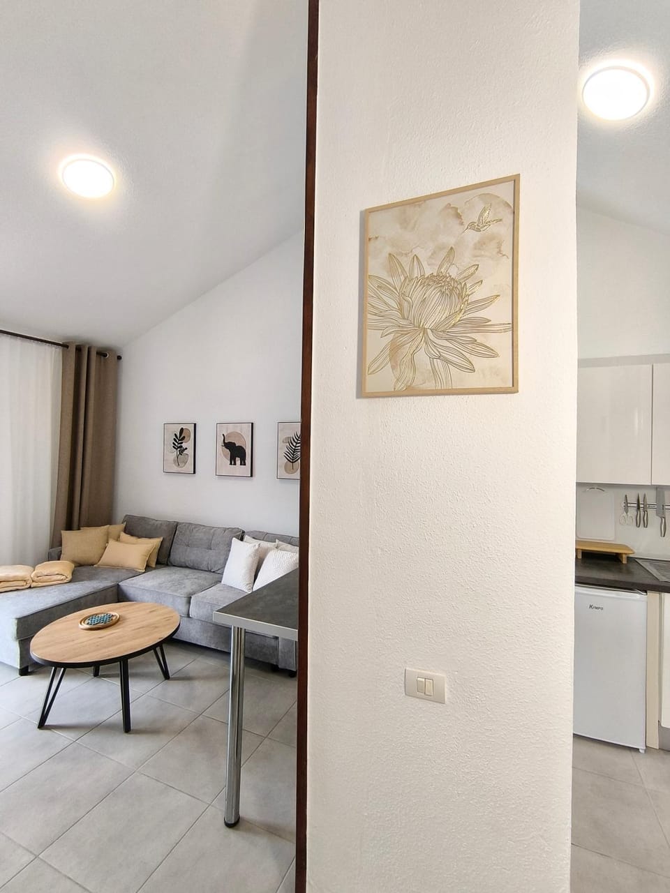 Kitchen or kitchenette, Living room, Seating area