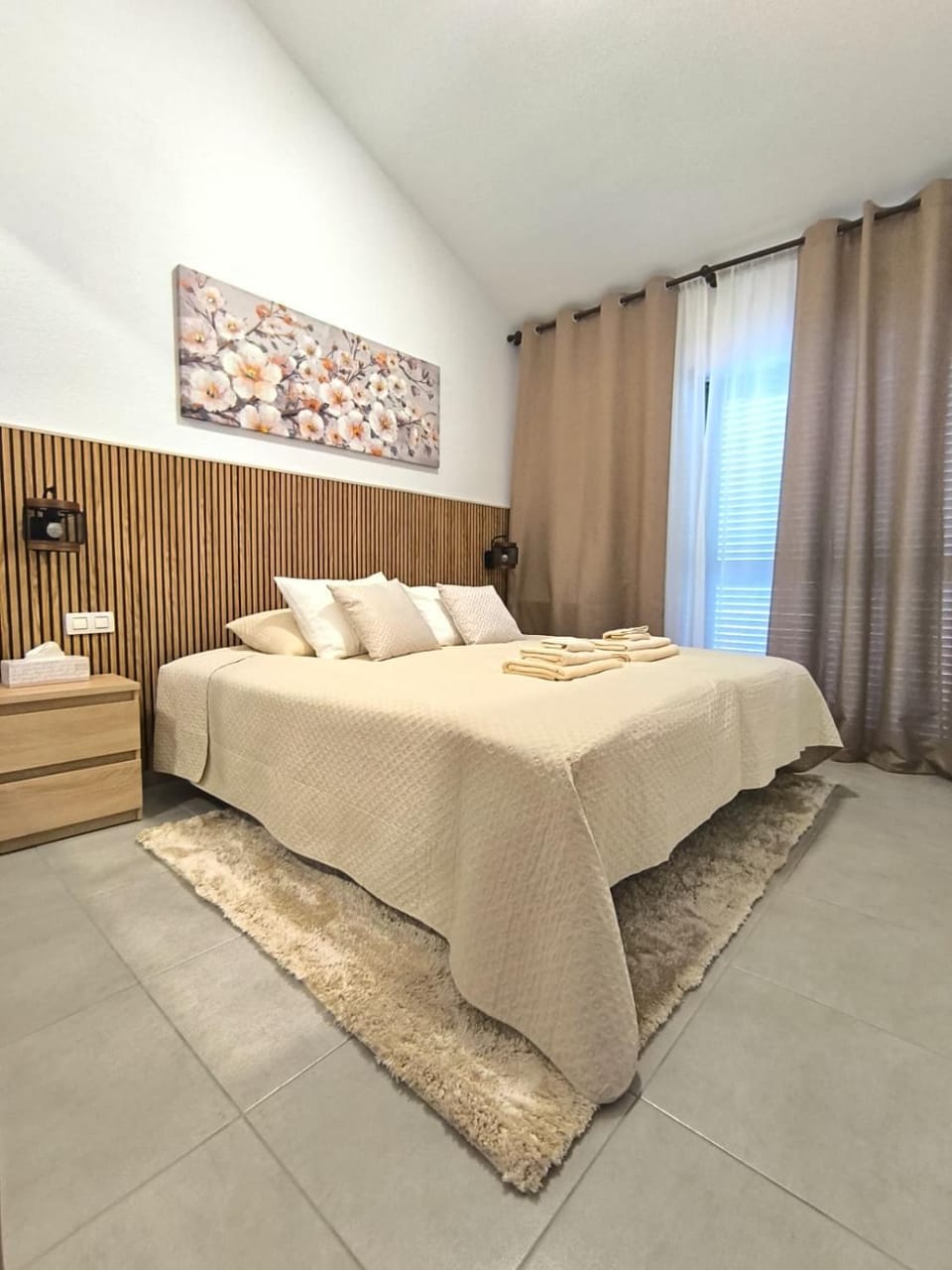 Bedroom, towels
